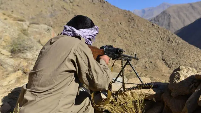 পাঞ্জশের উপত্যকায় বৃহস্পতিবার তালেবান বিরুদ্ধে মেশিনগান নিয়ে এক যোদ্ধা