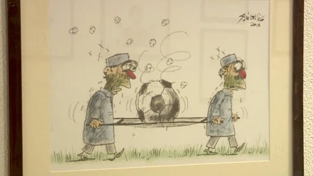 لوحة لاثنين من المسعفين يحملان كرة قدم