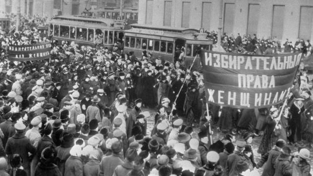 Демонстрация женщин на Невском проспекте в Петрограде, февраль 1917 года