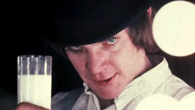 Malkolm Makdauel je igrao Aleksa u filmskoj adaptaciji romana iz 1971. reditelja Stenlija Kjubrika