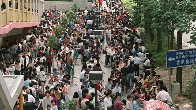 数以万计香港市民在湾仔人民入境事务大楼外排队等候办理申领BNO护照手续（18/3/1996）