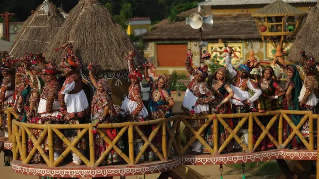 راقصون شعبيون يحتفلون بمهرجان الأيام التسعة نافراتري