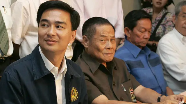 นายบรรหาร ศิลปอาชา และนายอภิสิทธิ์ เวชชาชีวะ ระหว่างแถลงคว่ำบาตรเลือกตั้งเมื่อเดือนเมษายน 2549