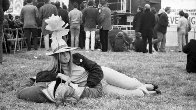 1967년 버킹엄셔에서 열린 히피 스타일 결혼식에 참석한 커플