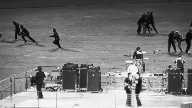 Полиция разгоняет слишком возбужденных фанов на последнем концерте последнего турне "Битлз" 29 августа 1966 года, стадион Candlestick Park, Сан-Франциско.