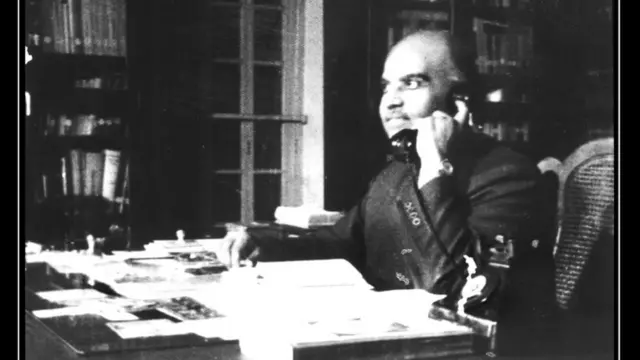 मुखर्जी त्यांच्या कार्यालयात