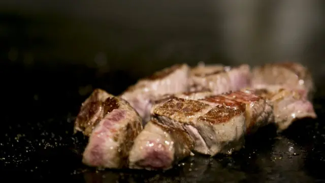 Куски мяса на сковородке