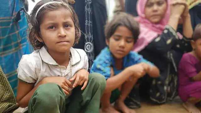 Bu kız çocuğu da annesiyle birlikte kaçmak zorunda kaldı.