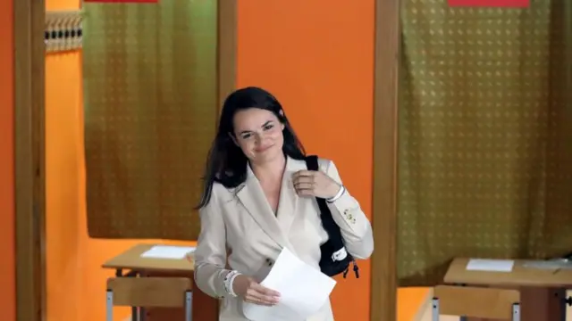 سوتلانا تیخانوفسکایا، رهبر مخالفان در بلاروس با انتشار ویدئویی اعلام کرد که برای "حفظ جان فرزندانش" در تصمیمی سخت بلاروس را ترک کرده است