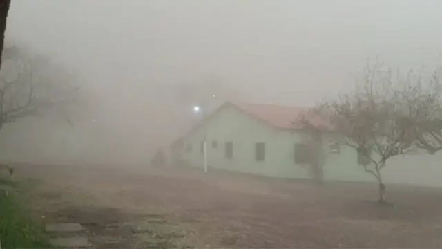 A la 1pm la ceniza cubre el sol y parece de noche