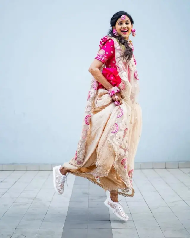 인도 브랜드 '사리 스니커즈(The Saree Sneakers)'는 사리에 운동화를 신는 방식 대중화에 일조했다