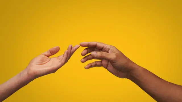 La mano de una mujer y la de un hombre