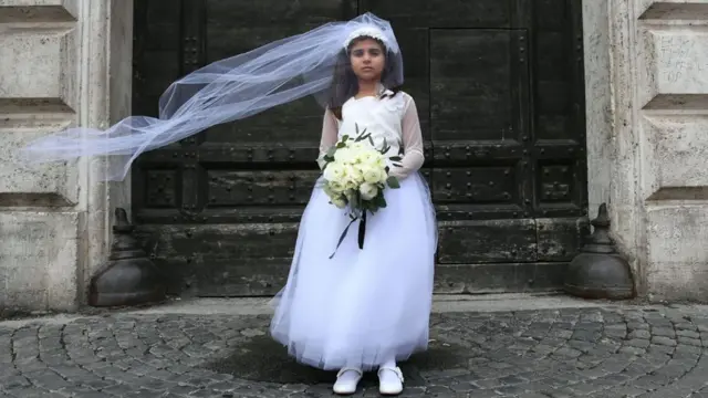Niña vestida de novia