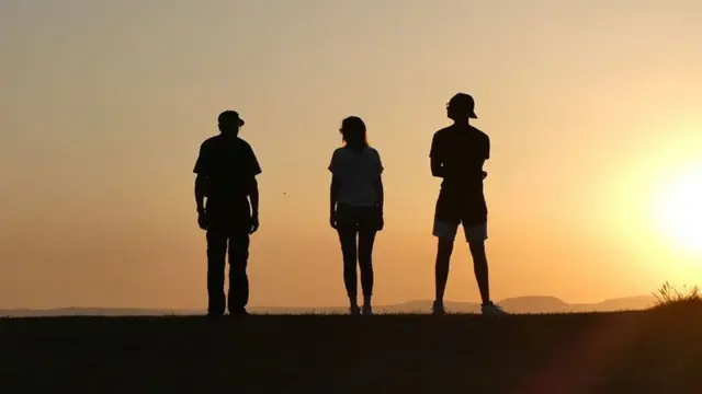 ثلاثة فوق تل LIZ YOUNGS