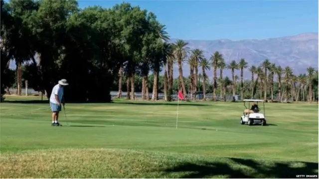 हेसर उस टीम का हिस्सा हैं जो गोल्फ कोर्स को ठीक हालत में रखने में मदद करती है.