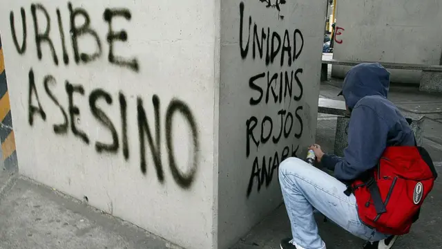 Las polémicas políticas de seguridad aplicadas durante su gobierno. hicieron que Uribe ganara numerosos detractores.