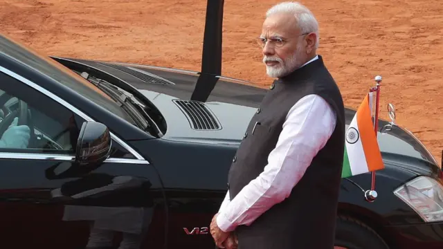 காத்திருக்கும் மோதி.