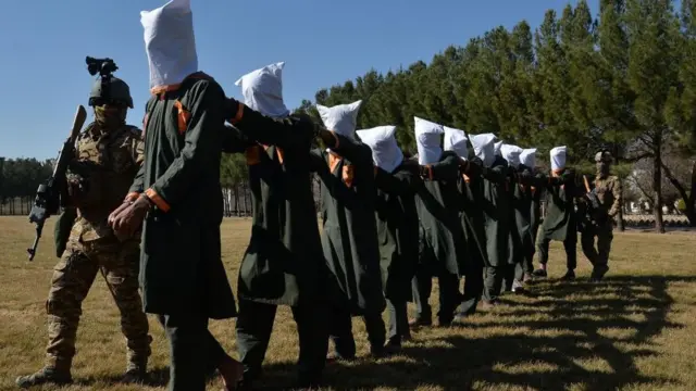 হেলমান্দে সরকারি সৈন্যদের হাতে ধরা পড়া তালেবান যোদ্ধ।