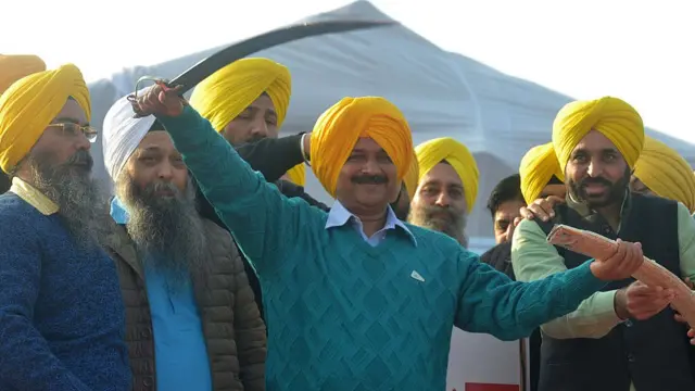 પંજાબના ચૂંટણી પ્રચાર અભિયાન દરમિયાન દિલ્હીના મુખ્યપ્રધાન અરવિંદ કેજરીવાલ, જરનૈલસિંહ તથા ભગવંત માનની તસવીર