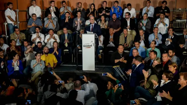 A la conferencia de prensa asistieron varios diputados y políticos opositores.