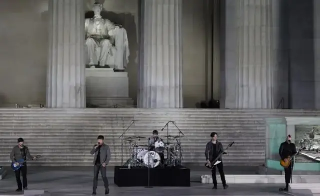 چه کسانی برنامه اجرا میکنند؟