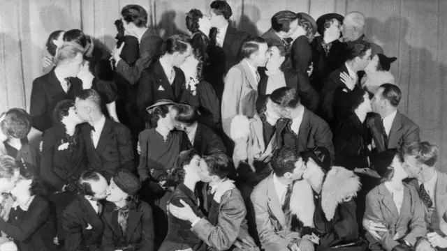 चूंबन लेते कपल्स