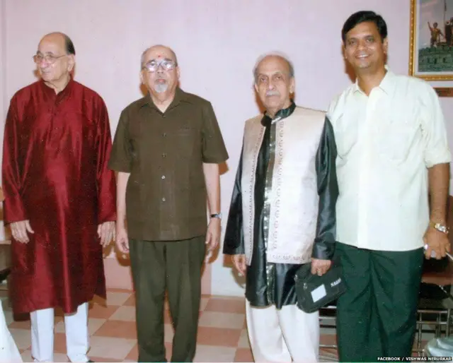 अरुण दाते, मंगेश पाडगावकर आणि यशवंत देव यांच्यासोबत संगीत समीक्षक विश्वास नेरूरकर