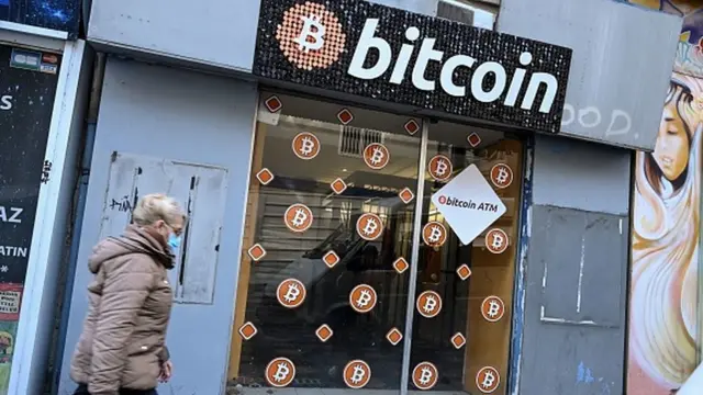 Un distributeur automatique de monnaie numérique Bitcoin à Marseille, dans le sud de la France, le 8 janvier 2021.