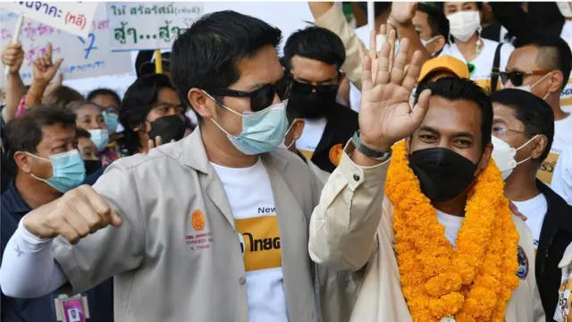 หัวหน้าพรรคไทยศรีวิไลย์และผู้สมัครของพรรคเขา