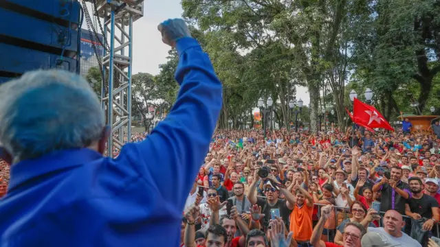 Lula na caravana pelo Paraná