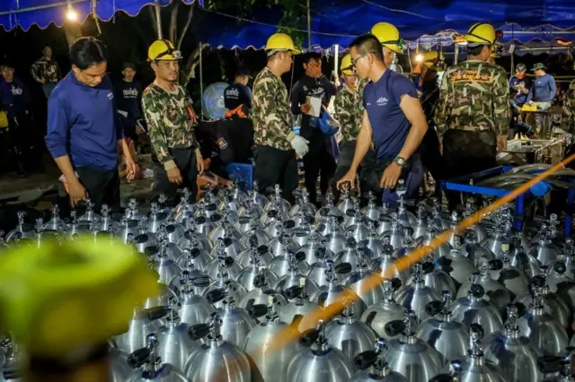 Penyelam Angkatan Laut Thailand, bersama-sama penyelam gua Inggris dan beberapa tentara Amerika Serikat berusaha keras mencapai bagian terdalam Tham Luang Nang Non, gua ke empat terpanjang di Thailand.