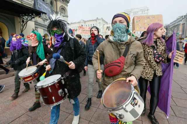 Ukrayna'nın başkenti Kiev'de kadınlar ellerinde davullarla yürüdü.