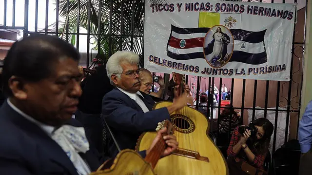 Mariachis celebrando la unión de ticos y nicas.