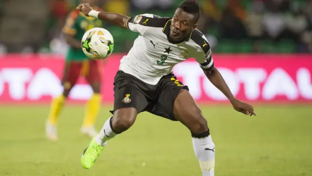 Asamoah Gyan a entamé sa carrière de footballeur au poste de latéral droit.