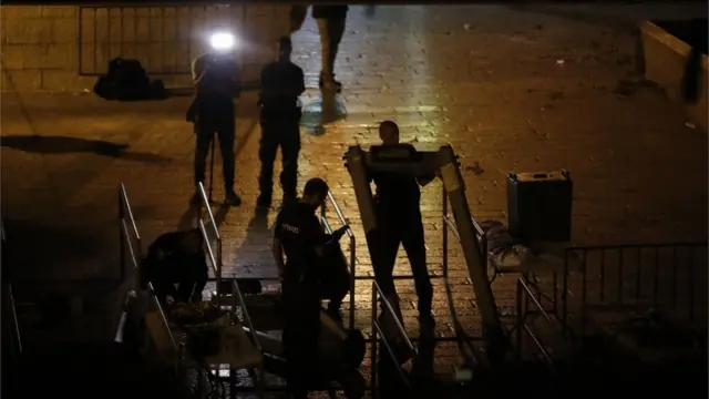 قوات الأمن الإسرائيلية تزيل الحواجز الأمنية عند بوابة "الأسباط"