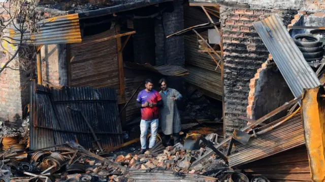 வட கிழக்கு டெல்லியில் கலவரத்தில் எரிக்கப்பட்ட டயர் மார்கெட்