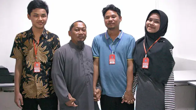 హసన్తో ఫొటోలు దిగిన ఇవాన్ కుటుంబం