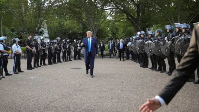 عبور آقای ترامپ از میان دو صف پلیس ضدشورش