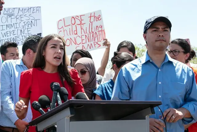 Dân biểu Alexandria Ocasio-Cortez (D-NY) nói chuyện với báo giới sau khi đi thăm trung tâm tạm giam người trẻ em nhập cư ở Clint, Texas hôm 1/7