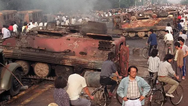 6月4日天大亮后北京市民看到的景象。人们预言的罢工罢市、全民揭竿而起、万众汇集广场保卫学生的场面，并没有出现。