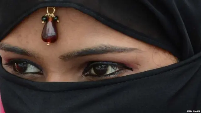 बुरख्यातील तरुणी