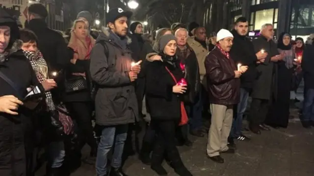 क्रिसमस बाज़ार में हमले की जगह पर मारे गए लोगों को श्रद्धांजलि देने पहुंचे लोग.