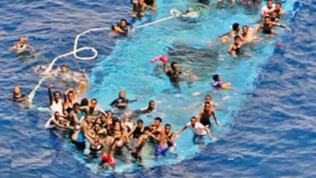 Boti linalozama katika picha kutoka operesheni ya uokozi ya Umoja wa Ulaya - takriban watu 30 walizama