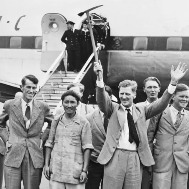 এভারেস্টজয়ী দলের সদস্যরা লন্ডনে এসে নামার পর। ৩রা জুলাই, ১৯৫৩