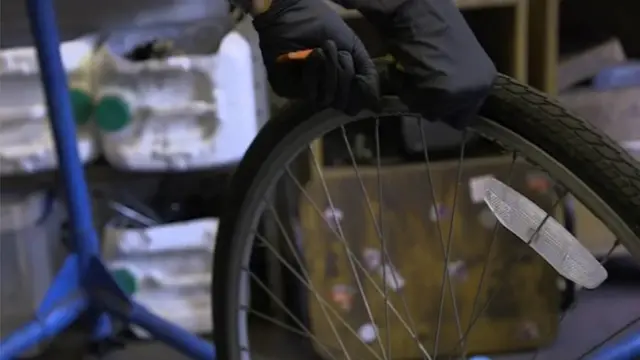 Paso 2: inserta dos palancas para neumáticos