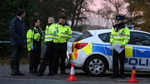 பிரிட்டனில் விமானமும் ஹெலிகாப்டரும் நடுவானில் மோதி விபத்து