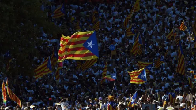 Multitud con banderas catalanas