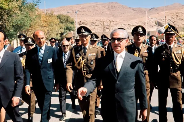 شاه ایران در پاسارگاد