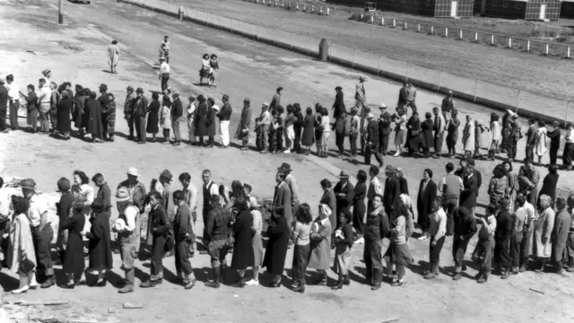 Ciudadanos de origen japonés durante el proceso de internamiento.