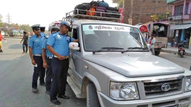 निगरानीमा ट्राफिक प्रहरी।